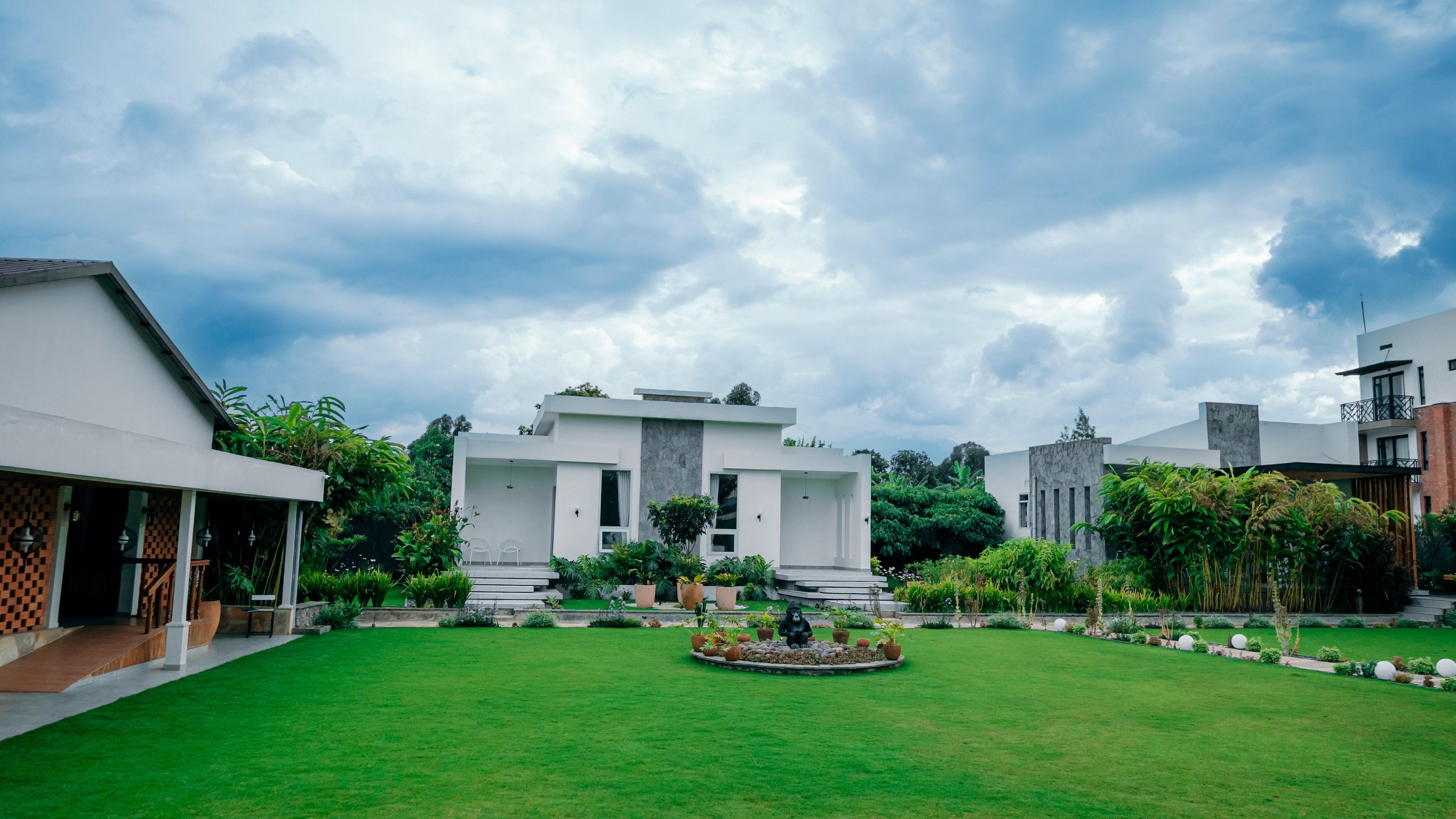 The day slows down here. White suites around a green lawn. Space to do nothing between the treks
